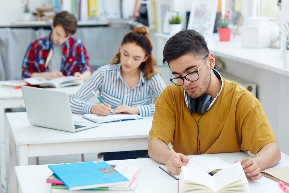 writing-essay_1098-14201